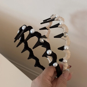 Eleganter gewellter Haarreif mit Strass und Perlen in Schwarz und Beige, rutschfest