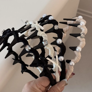 Detail eines Wellen-Haarreifens mit Strass-Schleife, rutschfesten Zähnen und Perlen