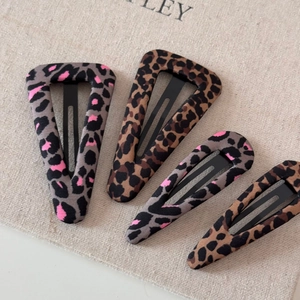 Set di fermagli per capelli in tessuto leopardato con forme a triangolo e goccia
