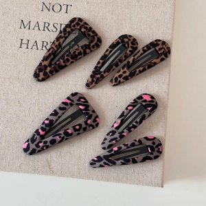 Set dettagliato di fermagli per capelli BB leopardati in forme triangolari e a goccia
