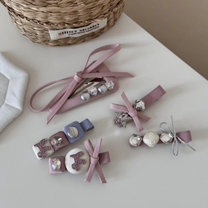 Détails de pinces à cheveux en tissu rose avec strass, perles et nœuds élégants