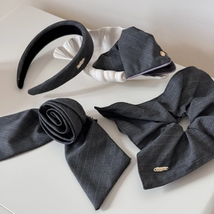 Ensemble élégant d'accessoires à cheveux en tissu rayé gris avec serre-tête et pince