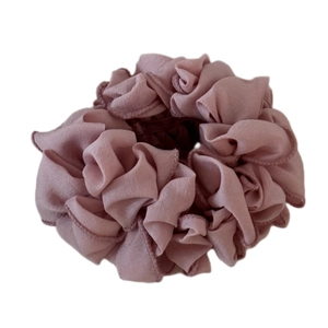 Chouchou élégant en mousseline rose poudré avec plis pour coiffures queue de cheval