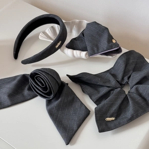 Ensemble d'accessoires cheveux gris rayés avec serre-tête et chouchous avec étiquette dorée