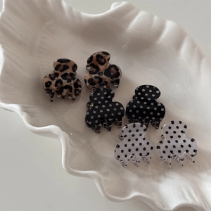 Detailed set of 6 mini hair clips featuring leopard print and polka dots on a shell tray