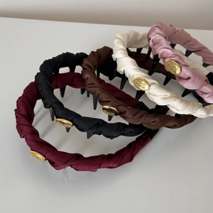 Set de 5 diademas de satén trenzado en colores clásicos con dientes antideslizantes y logo oro