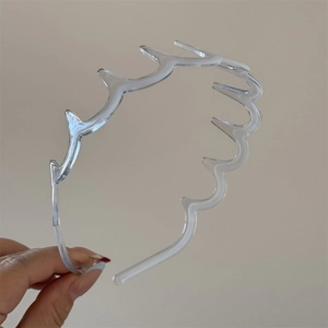 Détail du serre-tête transparent effet gelée avec dents ondulées antidérapantes de coiffage