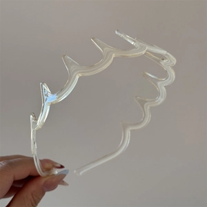 Détail du serre-tête ondulé translucide couleur crème avec dents antidérapantes intégrées