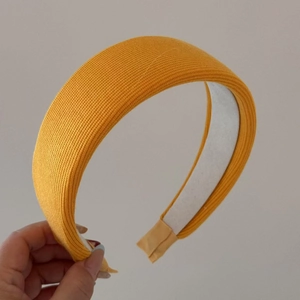 Cerchietto largo in maglia giallo senape con fodera antiscivolo per acconciatura
