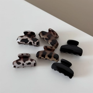 Set of six mini leopard print and black hair claws with shiny finish and metal springs