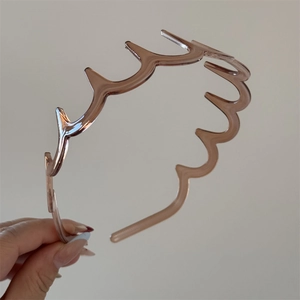 Détails du serre-tête ondulé avec une texture de résine gelée ambre translucide