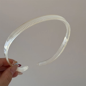 Détail des dents antidérapantes et texture en résine transparente du serre-tête mince