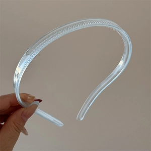 Vue détaillée du serre-tête transparent de style gelée avec dents antidérapantes