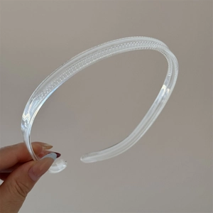 Détail d'un serre-tête couleur gelée montrant les dents antidérapantes et la texture résine