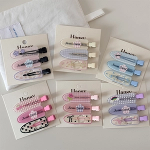 Gros plan détaillé d'un lot de 18 barrettes à fleurs sur cartes aux motifs doux et mignons