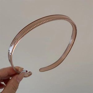 Détails des dents antidérapantes sur ce serre-tête marron translucide pour femmes