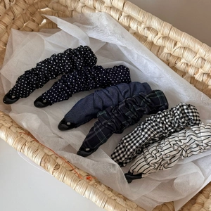 Sechser-Set Vintage-Bananen-Haarklammern mit Punkten und Karos im Weidenkorb