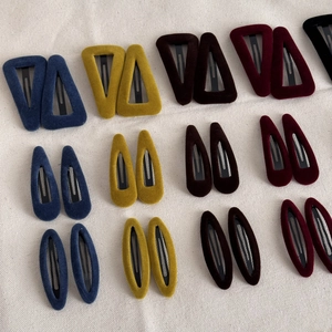 Sélection de barrettes BB en velours de formes variées comme goutte et triangle