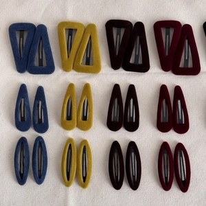 Vue détaillée de barrettes en velours colorées de formes variées pour l'automne et l'hiver