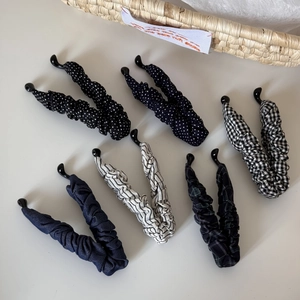 Detailset aus sechs Vintage Bananenspangen mit Punkten und Streifen auf weißem Grund