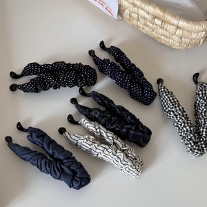 Detail von Stoff-Bananenclips mit verschiedenen Polka-Dot-, Karo- und Streifenmustern