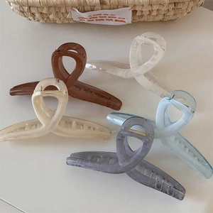 Cinque fermagli per capelli grandi in resina in colori ambra e crema per acconciature