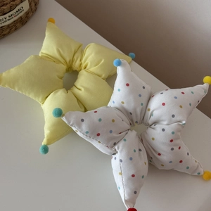 Lot de chouchous en forme d'étoile jaune et à pois avec des petits pompons colorés