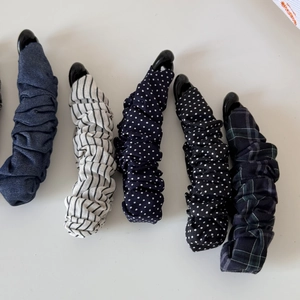 Detail-Set aus fünf Vintage-Stoff-Bananen-Haarklammern mit Punkt- und Streifenmustern