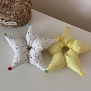 Chouchous mignons en forme d'étoile avec des pois colorés et des détails pompons