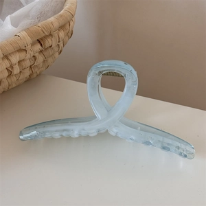 Vista dettagliata della clip per capelli azzurra traslucida con trama a nuvola sfumata