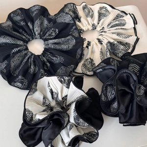 Pleated oversized hair scrunchies with fingerprint patterns in black and white set