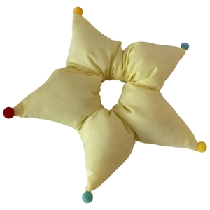 Chouchou mignon en coton en forme d'étoile jaune pâle avec pompons colorés décoratifs