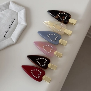 Lot de six barrettes à cheveux en forme de cœur en acétate avec strass de diverses couleurs