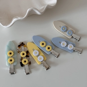 Vijfdelige set madeliefje haarclips van acetaat in munt, schildpad, geel en blauw