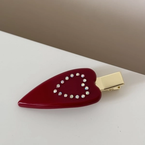 Détails de la pince à cheveux cœur rouge foncé avec des strass brillants et élégants
