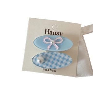 Set de barrettes bleu ciel mignon avec nœud rose et perles sur carte de présentation