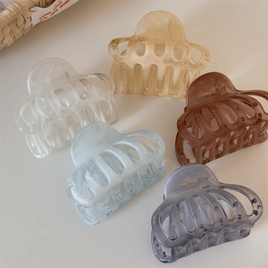 Détail de cinq pinces à cheveux translucides à texture marbrée dans diverses couleurs élégantes