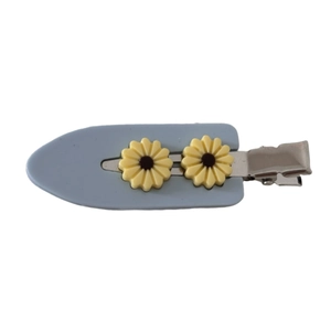 Madeliefje haarklem met lichtblauwe basis en gele bloemen op een metalen eendenbek clip