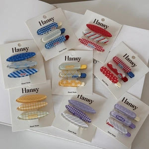 Plusieurs lots de 3 barrettes colorées avec motifs à carreaux et rayures sur cartes blanches