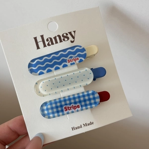 Lot de trois barrettes à cheveux colorées en acrylique avec motifs à carreaux et vagues