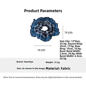 Détail du chouchou à carreaux bleus montrant le diamètre de 18cm et le poids de 12,2g
