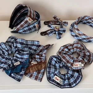 Détail d'accessoires cheveux à carreaux bleu et marron avec motif d'ours et nœud