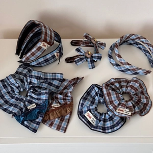 Détails d'accessoires cheveux à carreaux bleu et marron avec nœud et chouchous doux