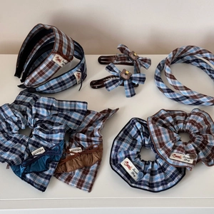 Chouchou à carreaux bleu et marron avec patch mignon et étiquette Sweet Dog