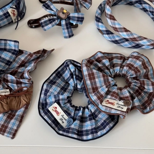 Ensemble d'accessoires de cheveux à carreaux bleu et marron avec chouchous et bandeau