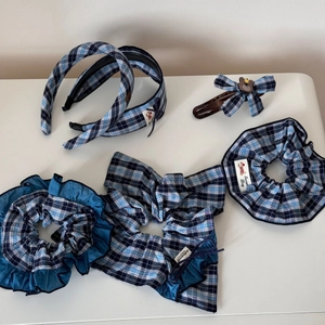 Set d'accessoires cheveux à carreaux bleus avec bandeaux et chouchous mignons