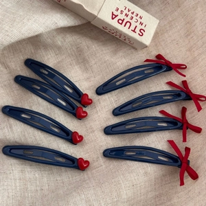 Lot de 8 barrettes à cheveux bleu foncé avec cœurs et nœuds rouges sur fond en tissu beige