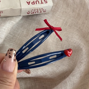 Lot de barrettes bleues en métal avec nœud rouge et pendentif en forme de cœur