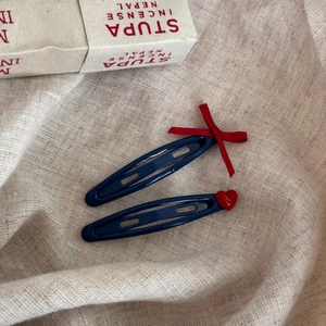 Lot de deux barrettes en métal bleu marine avec nœud rouge et breloques cœur de style vintage