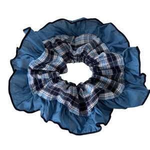 Chouchou à carreaux bleus avec volants multicouches et bordure noire